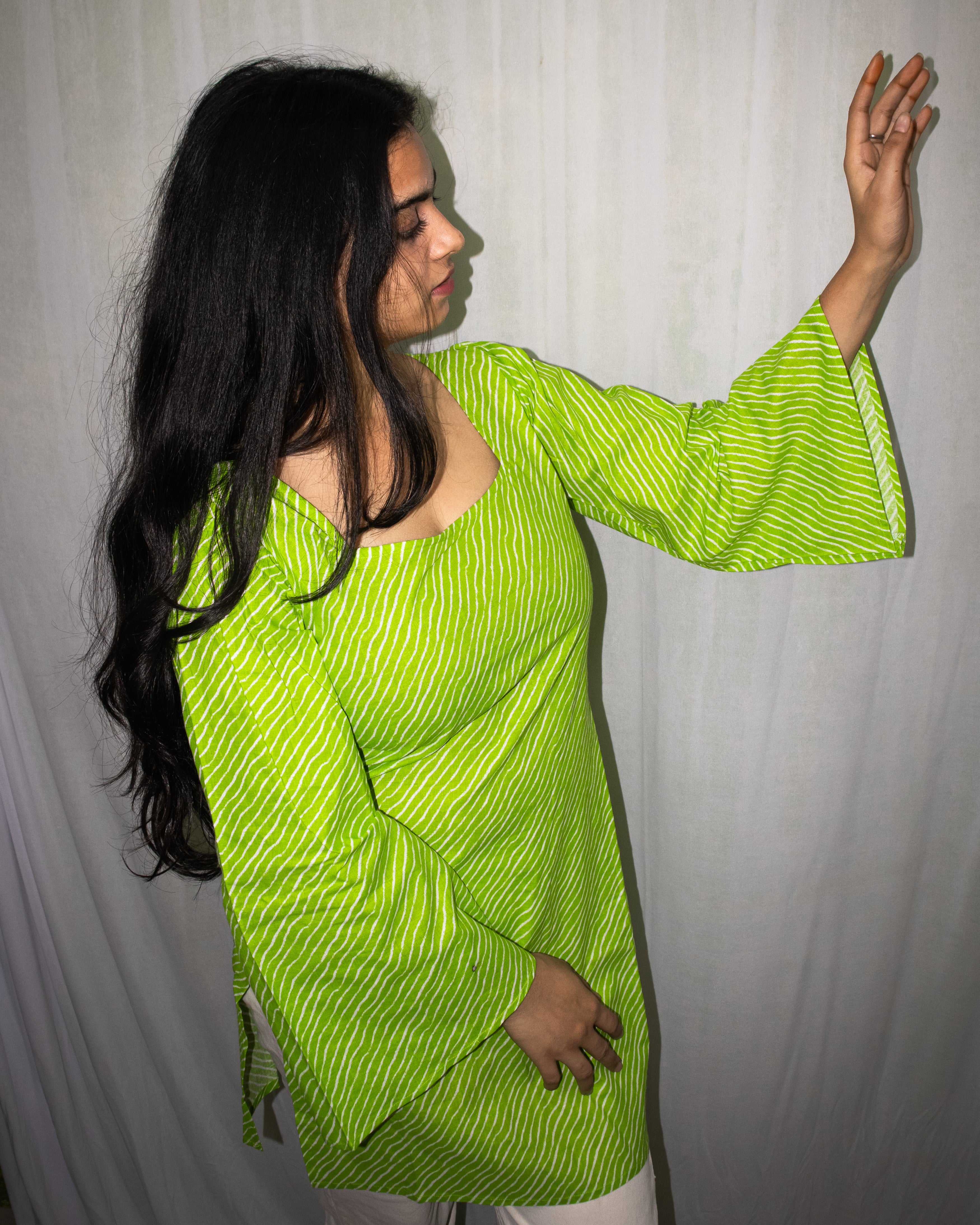 Leher Deep Back Bell Sleeve Kurti